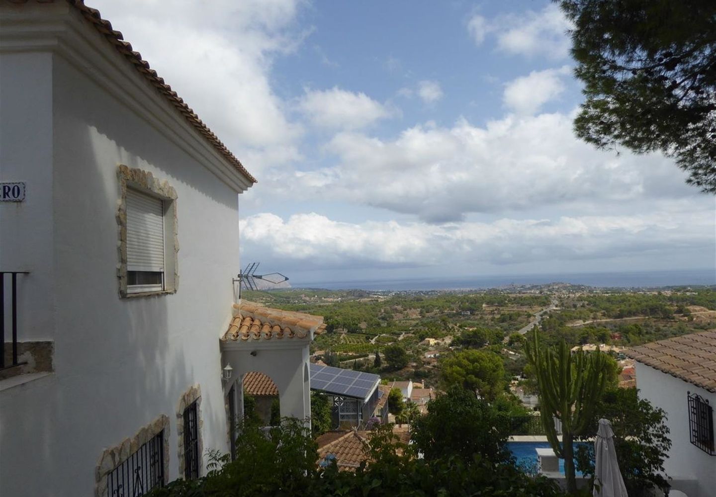 CASALINA ESPANA vous propose en vente une villa rénovée (2012) de 90 m² sur un terrain de 350 m² à La Nucia, Costa Blanca Nord, avec vue panoramique, connue pour sa magnifique centre du vieux village de La Nucia avec sa Plaza Mayor, l'église du 18è