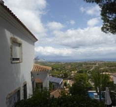 CASALINA ESPANA vous propose en vente une villa rénovée (2012) de 90 m² sur un terrain de 350 m² à La Nucia, Costa Blanca Nord, avec vue panoramique, connue pour sa magnifique centre du vieux village de La Nucia avec sa Plaza Mayor, l'église du 18è