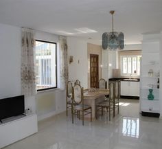 CASALINA ESPANA stelt te koop gerenoveerde(2013) villa van 161 m² op een terrein van 800 m² in Alfaz Del Pi, omgeving Belmonte aan de Costa Blanca Noord, bekend omdat hier meer buitenlandse residenten full-time verblijven dan Spanjaarden. De woning best